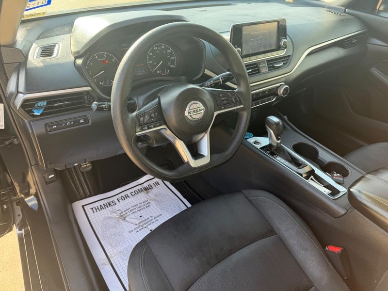 Nissan Altima Vehicle Full-screen Gallery Image 11