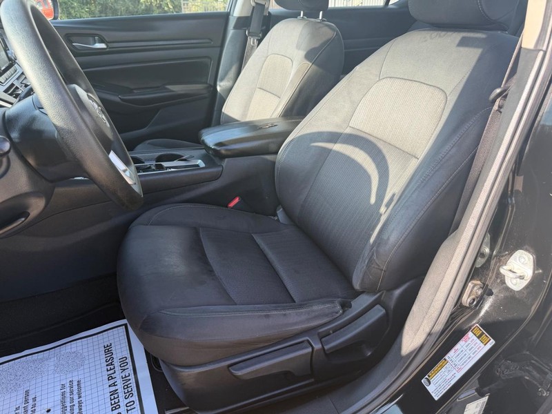Nissan Altima Vehicle Full-screen Gallery Image 12