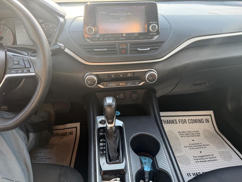 Nissan Altima Vehicle Full-screen Gallery Image 14