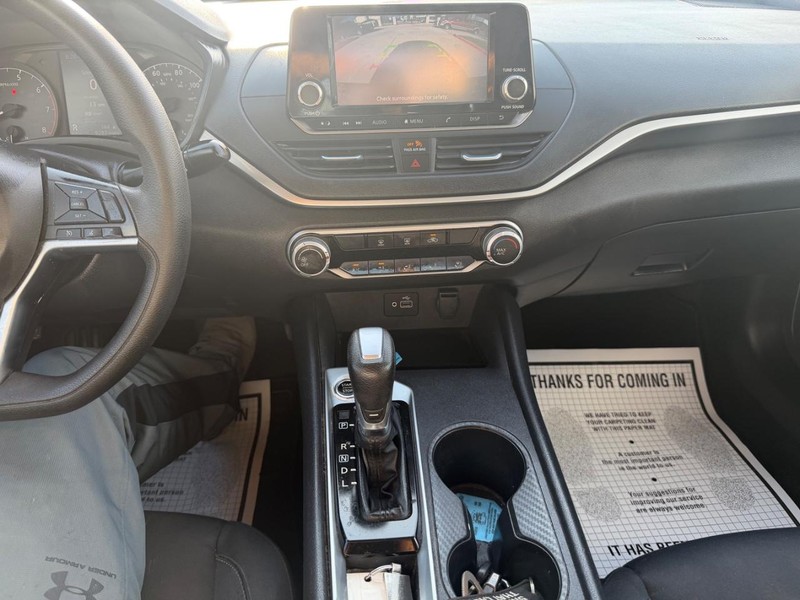 Nissan Altima Vehicle Full-screen Gallery Image 15