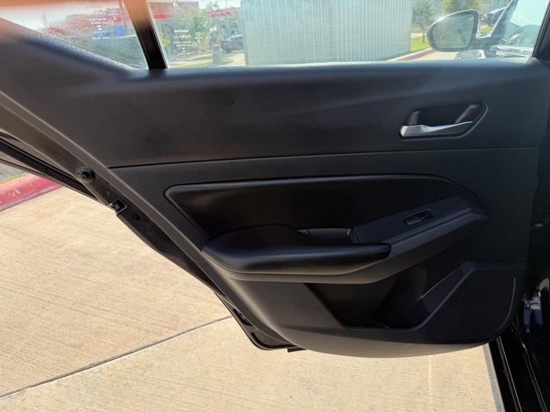 Nissan Altima Vehicle Full-screen Gallery Image 16