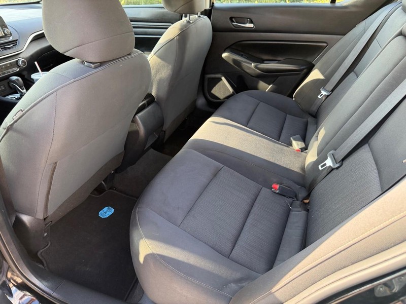 Nissan Altima Vehicle Full-screen Gallery Image 17