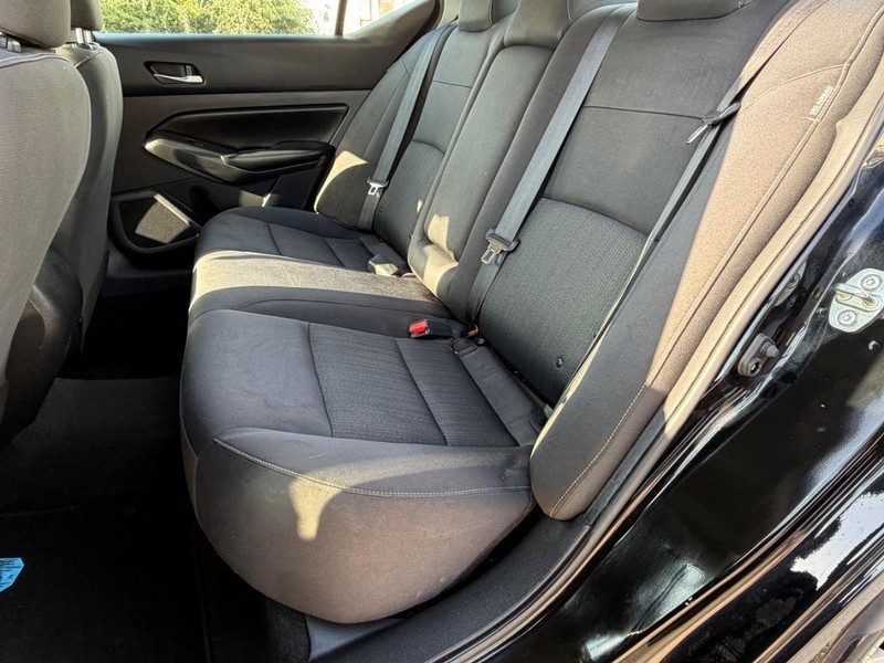 Nissan Altima Vehicle Full-screen Gallery Image 18