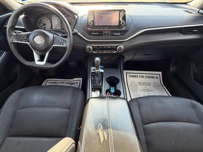 Nissan Altima Vehicle Full-screen Gallery Image 19