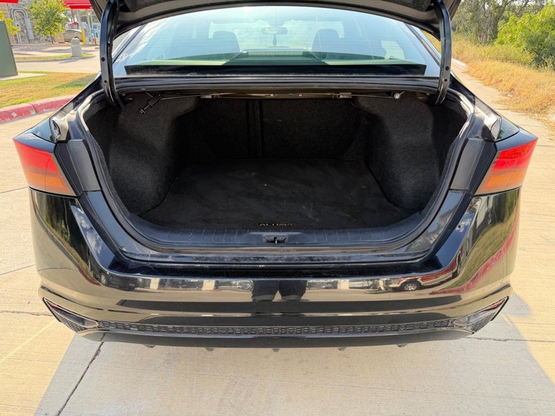Nissan Altima Vehicle Full-screen Gallery Image 20