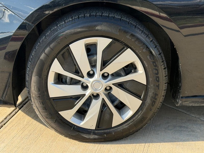 Nissan Altima Vehicle Full-screen Gallery Image 21