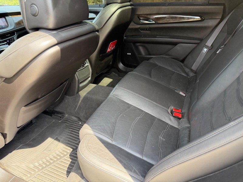Cadillac CT6 Sedan Vehicle Full-screen Gallery Image 18