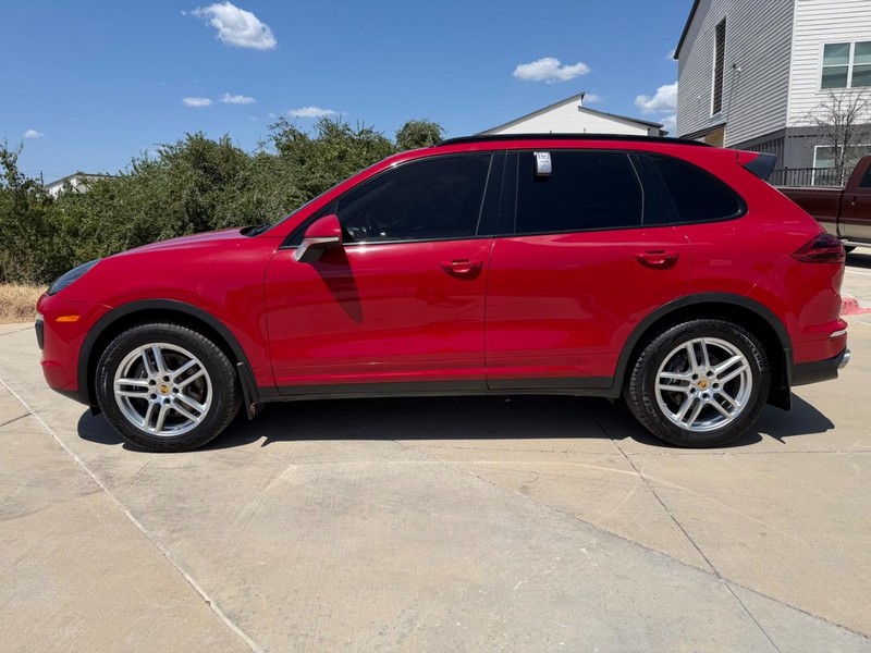 Porsche Cayenne Vehicle Full-screen Gallery Image 03