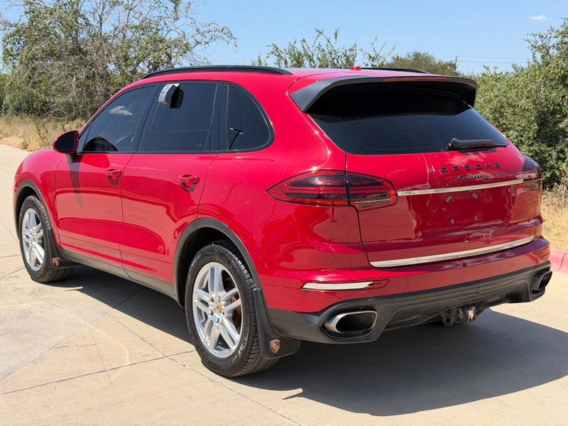 Porsche Cayenne Vehicle Full-screen Gallery Image 04