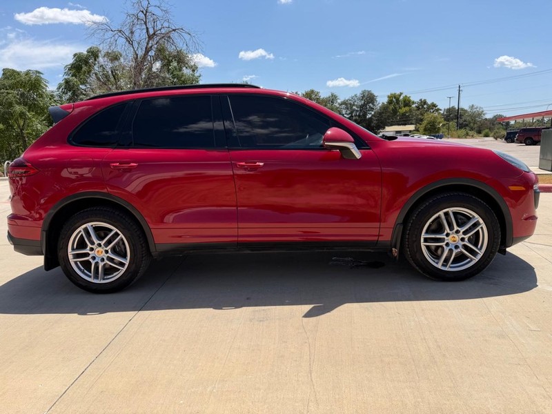 Porsche Cayenne Vehicle Full-screen Gallery Image 07