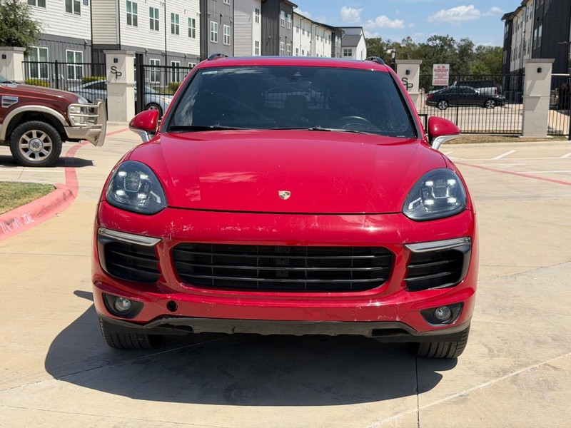 Porsche Cayenne Vehicle Full-screen Gallery Image 09