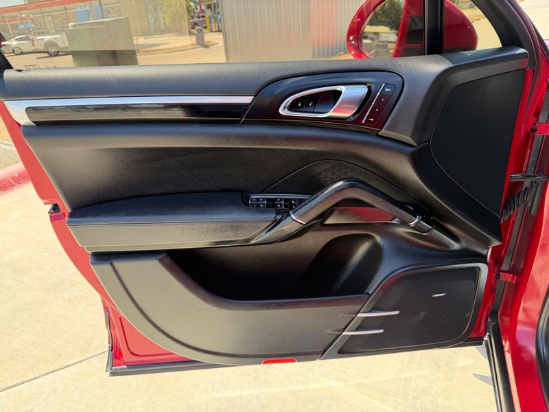 Porsche Cayenne Vehicle Full-screen Gallery Image 10