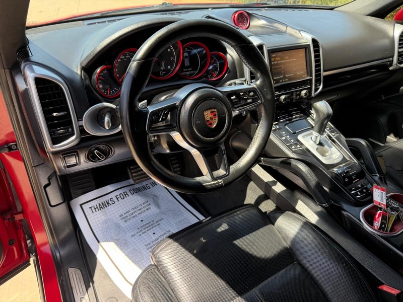 Porsche Cayenne Vehicle Full-screen Gallery Image 11