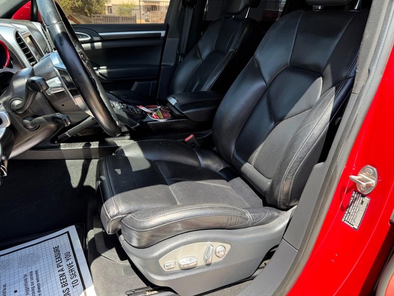 Porsche Cayenne Vehicle Full-screen Gallery Image 12