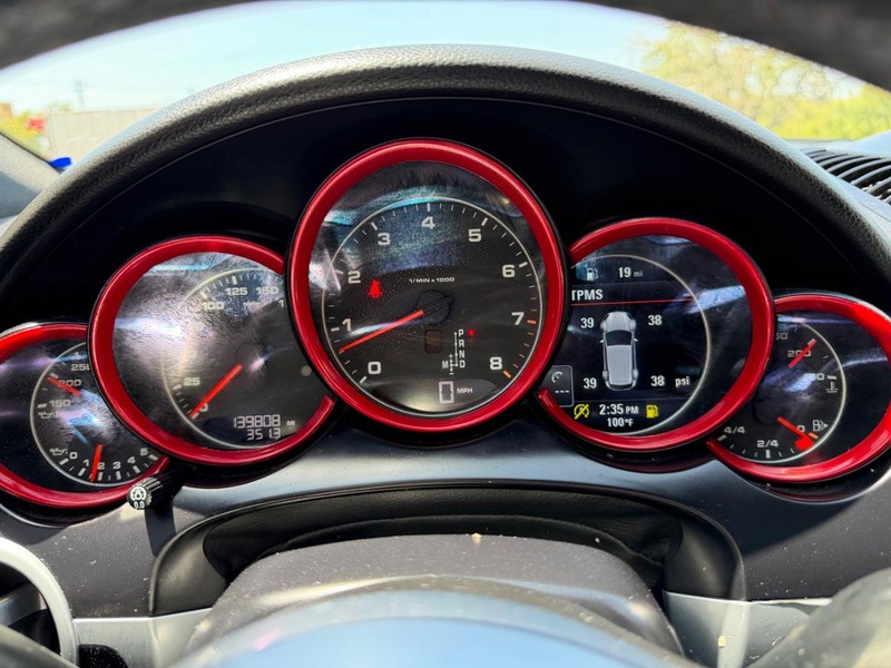 Porsche Cayenne Vehicle Full-screen Gallery Image 13