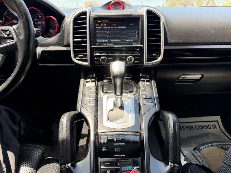 Porsche Cayenne Vehicle Full-screen Gallery Image 14