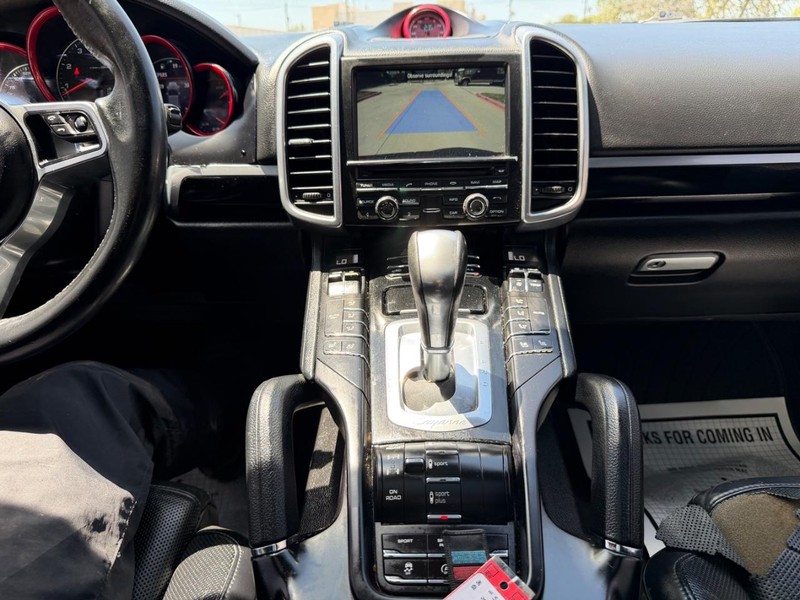 Porsche Cayenne Vehicle Full-screen Gallery Image 15