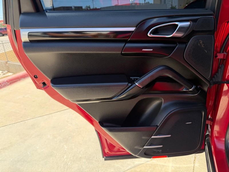 Porsche Cayenne Vehicle Full-screen Gallery Image 16