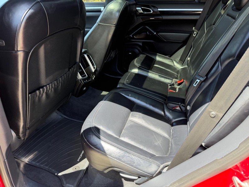 Porsche Cayenne Vehicle Full-screen Gallery Image 17