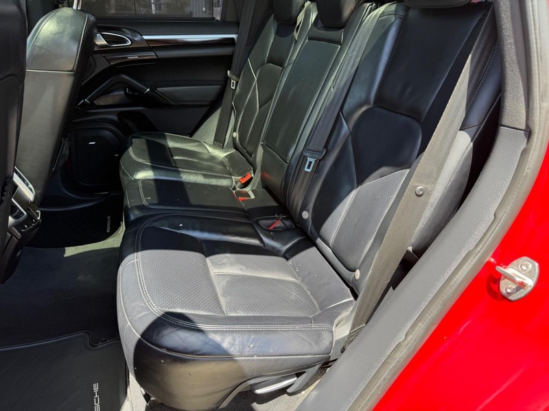 Porsche Cayenne Vehicle Full-screen Gallery Image 18