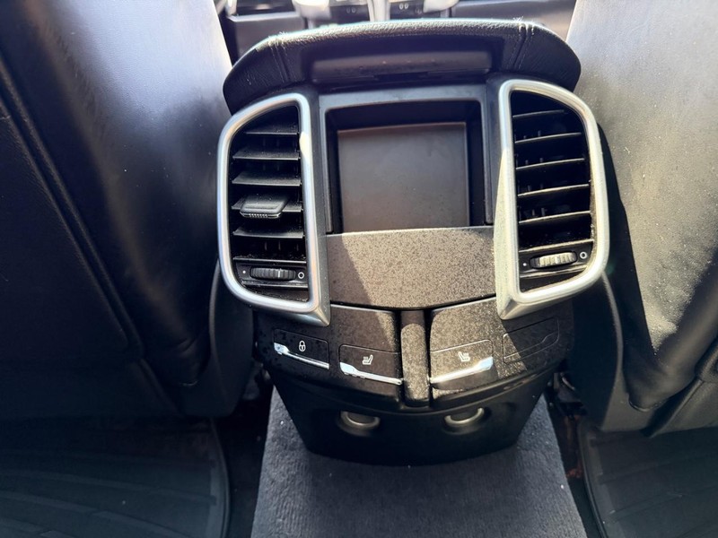 Porsche Cayenne Vehicle Full-screen Gallery Image 19