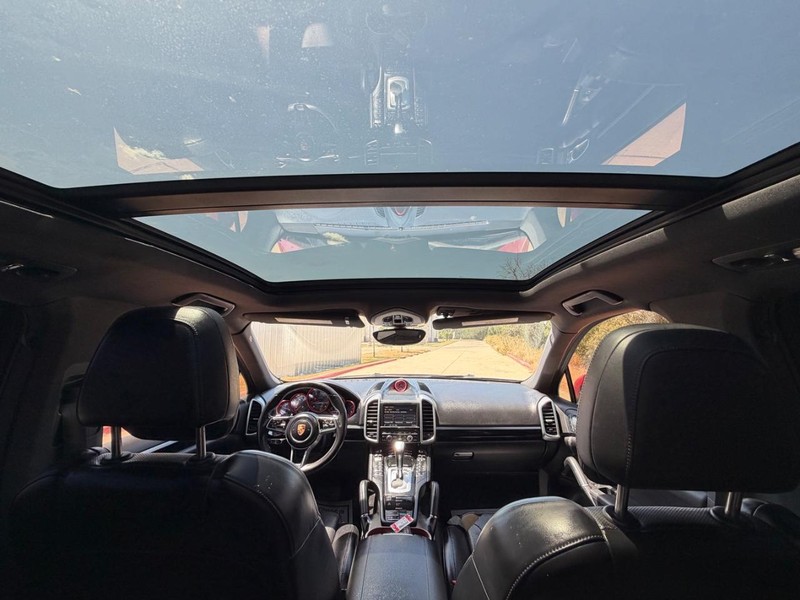 Porsche Cayenne Vehicle Full-screen Gallery Image 21