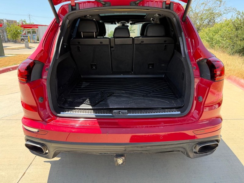 Porsche Cayenne Vehicle Full-screen Gallery Image 22