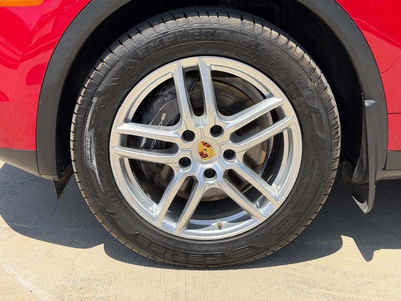 Porsche Cayenne Vehicle Full-screen Gallery Image 23