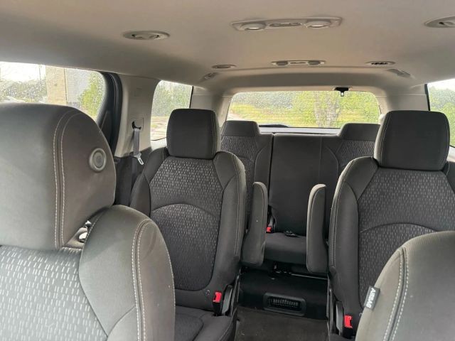 GMC Acadia Vehicle Full-screen Gallery Image 11