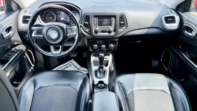 Jeep Compass Vehicle Full-screen Gallery Image 05