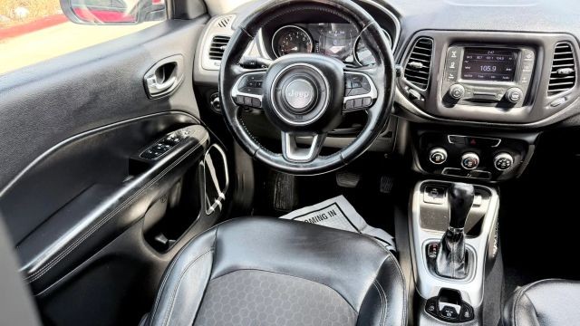 Jeep Compass Vehicle Full-screen Gallery Image 06