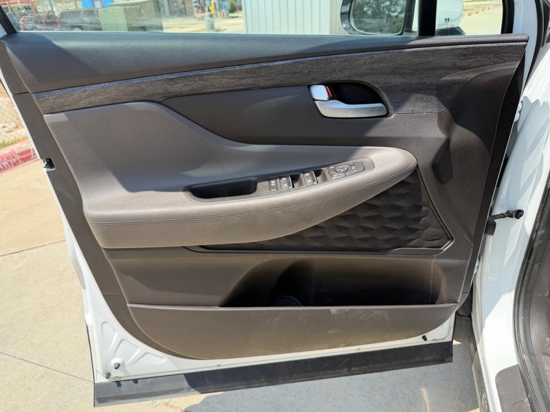 Hyundai Santa Fe Vehicle Full-screen Gallery Image 10