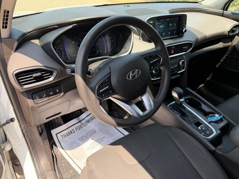 Hyundai Santa Fe Vehicle Full-screen Gallery Image 11