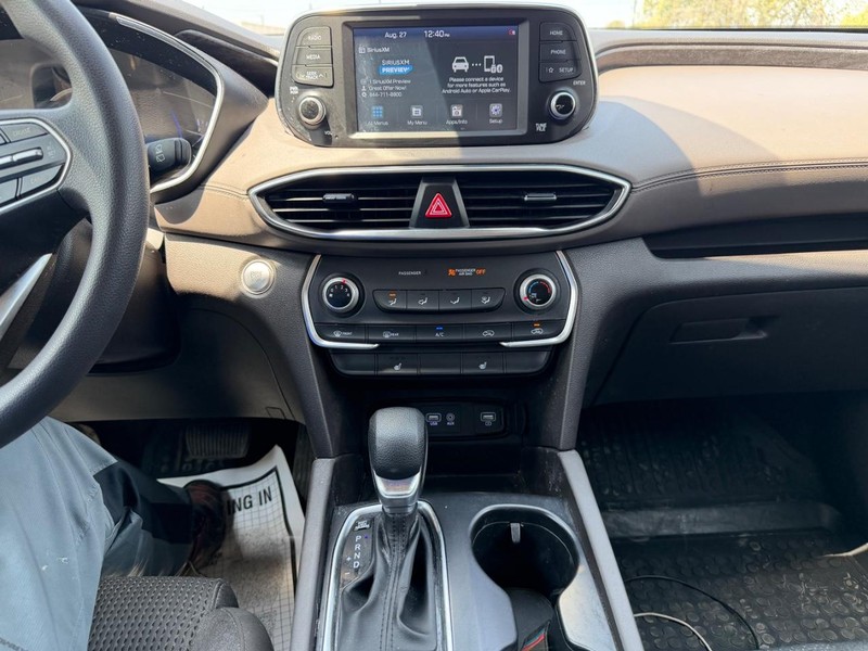 Hyundai Santa Fe Vehicle Full-screen Gallery Image 14