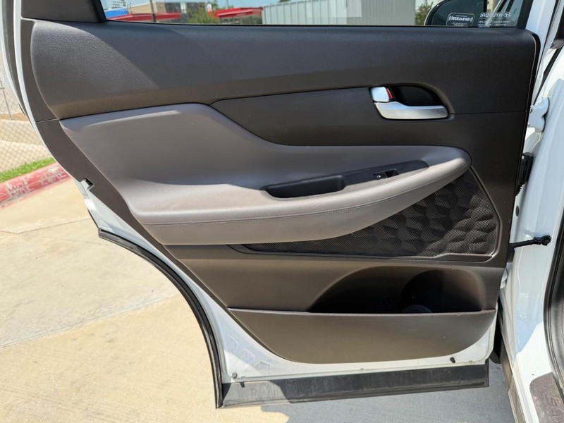 Hyundai Santa Fe Vehicle Full-screen Gallery Image 16