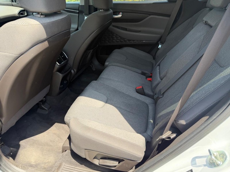 Hyundai Santa Fe Vehicle Full-screen Gallery Image 17