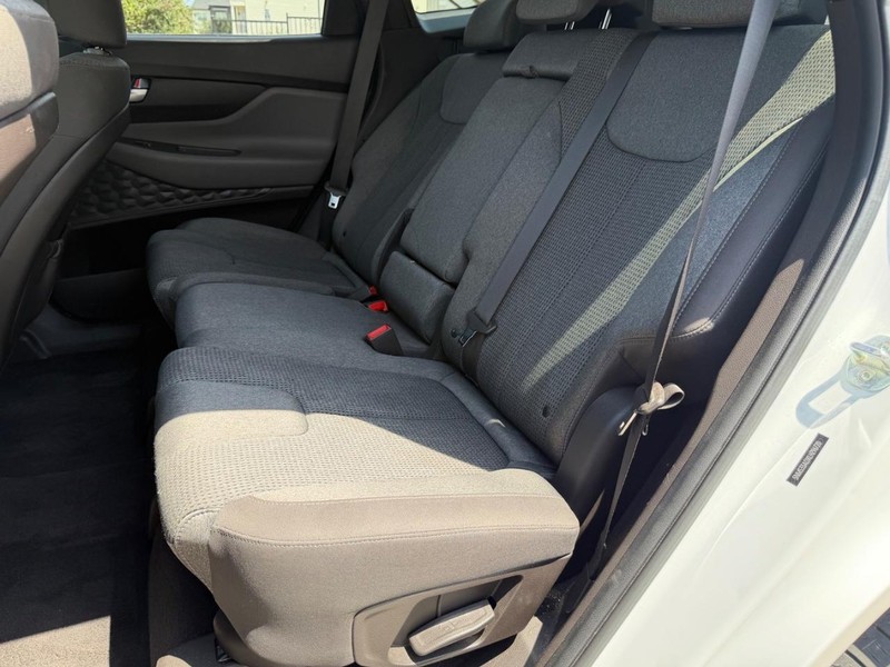 Hyundai Santa Fe Vehicle Full-screen Gallery Image 18