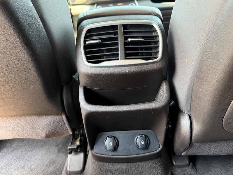 Hyundai Santa Fe Vehicle Full-screen Gallery Image 19