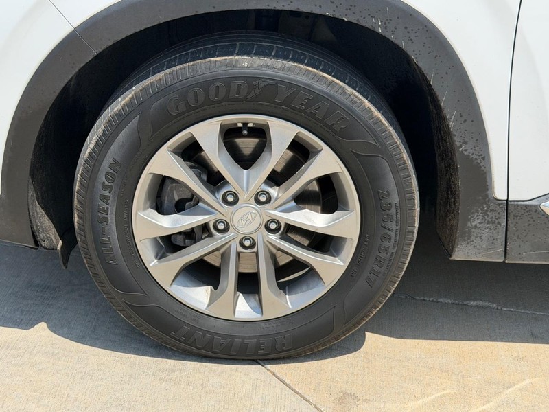 Hyundai Santa Fe Vehicle Full-screen Gallery Image 21