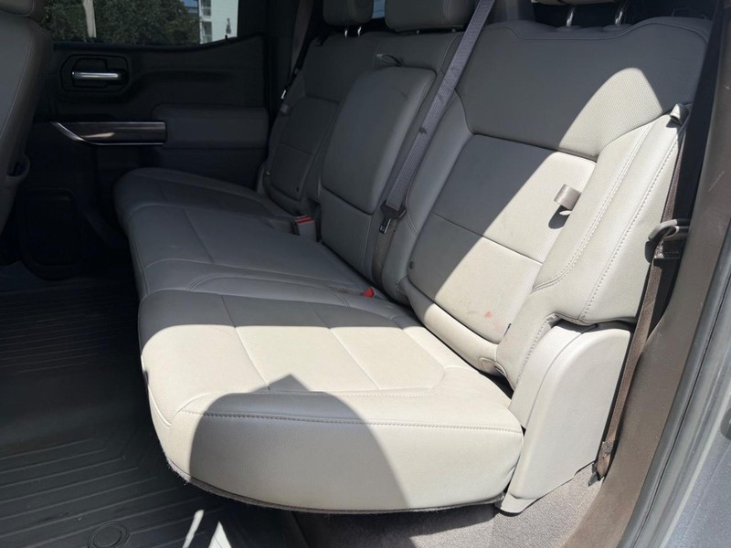 Chevrolet Silverado 1500 Vehicle Full-screen Gallery Image 18