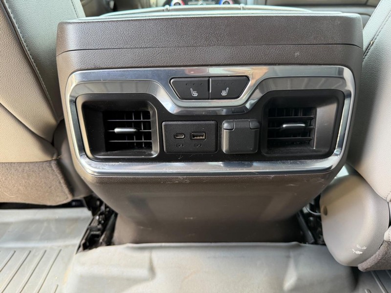 Chevrolet Silverado 1500 Vehicle Full-screen Gallery Image 19
