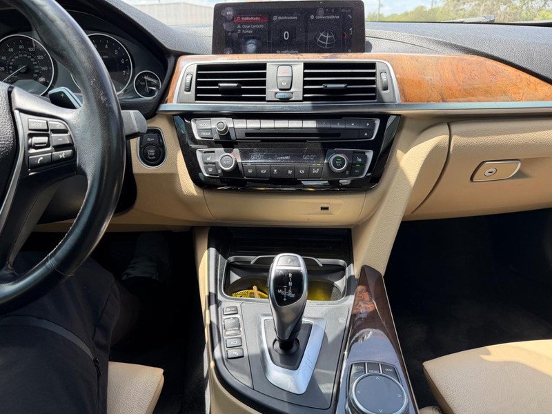 BMW 4 Series Vehicle Full-screen Gallery Image 15