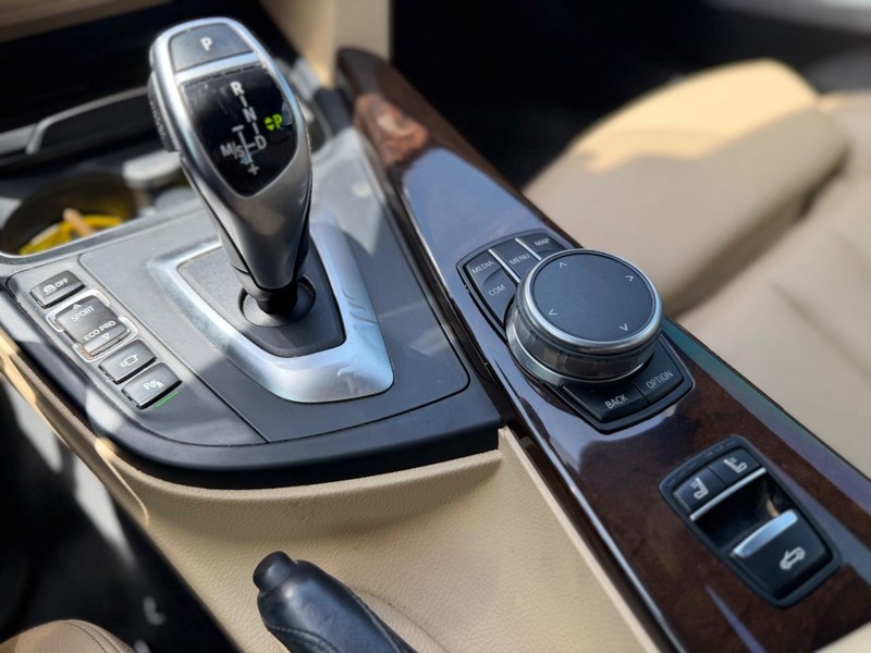 BMW 4 Series Vehicle Full-screen Gallery Image 17