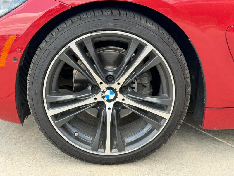 BMW 4 Series Vehicle Full-screen Gallery Image 18
