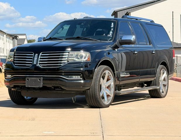 Lincoln Navigator L Vehicle Full-screen Gallery Image 02