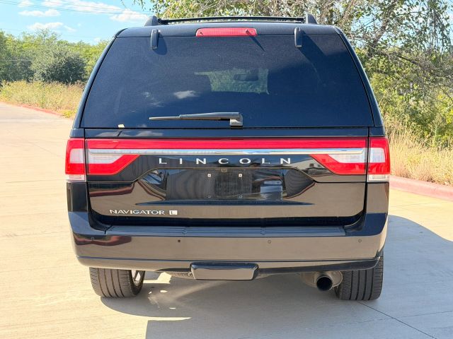 Lincoln Navigator L Vehicle Full-screen Gallery Image 05
