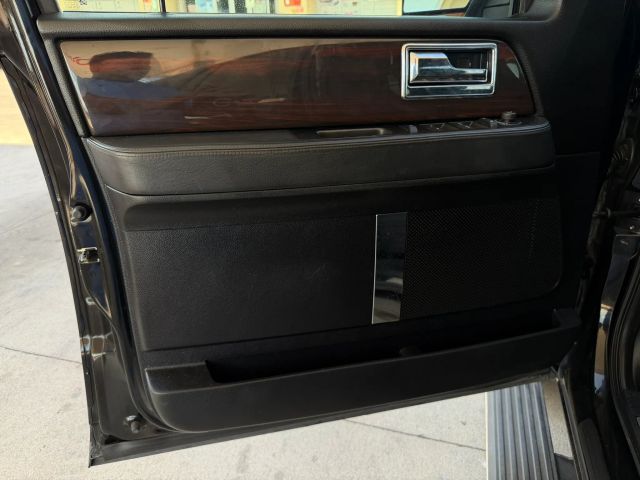 Lincoln Navigator L Vehicle Full-screen Gallery Image 09