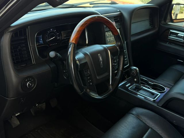 Lincoln Navigator L Vehicle Full-screen Gallery Image 10