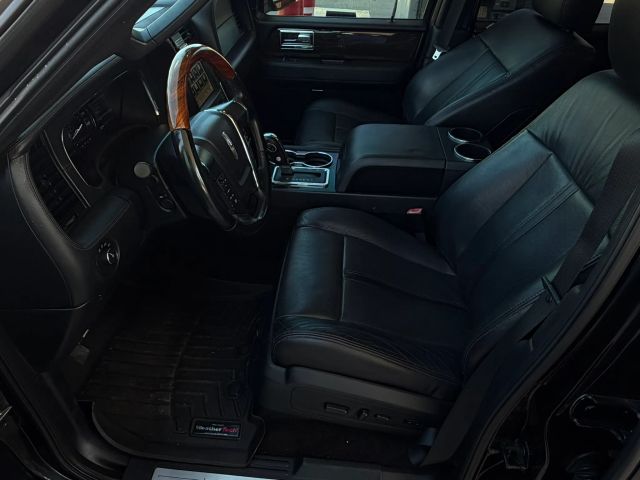 Lincoln Navigator L Vehicle Full-screen Gallery Image 11