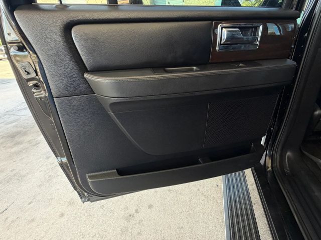 Lincoln Navigator L Vehicle Full-screen Gallery Image 13